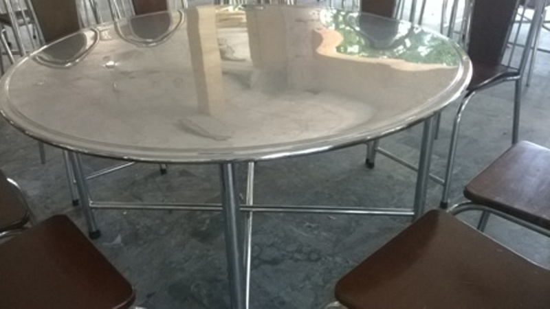 B4a: Bàn tròn inox chân chữ thập đường kính 1m4, - dày 1mm. B4a: Bàn tròn inox chân chữ thập đường kính 1m4, - dày 1mm.