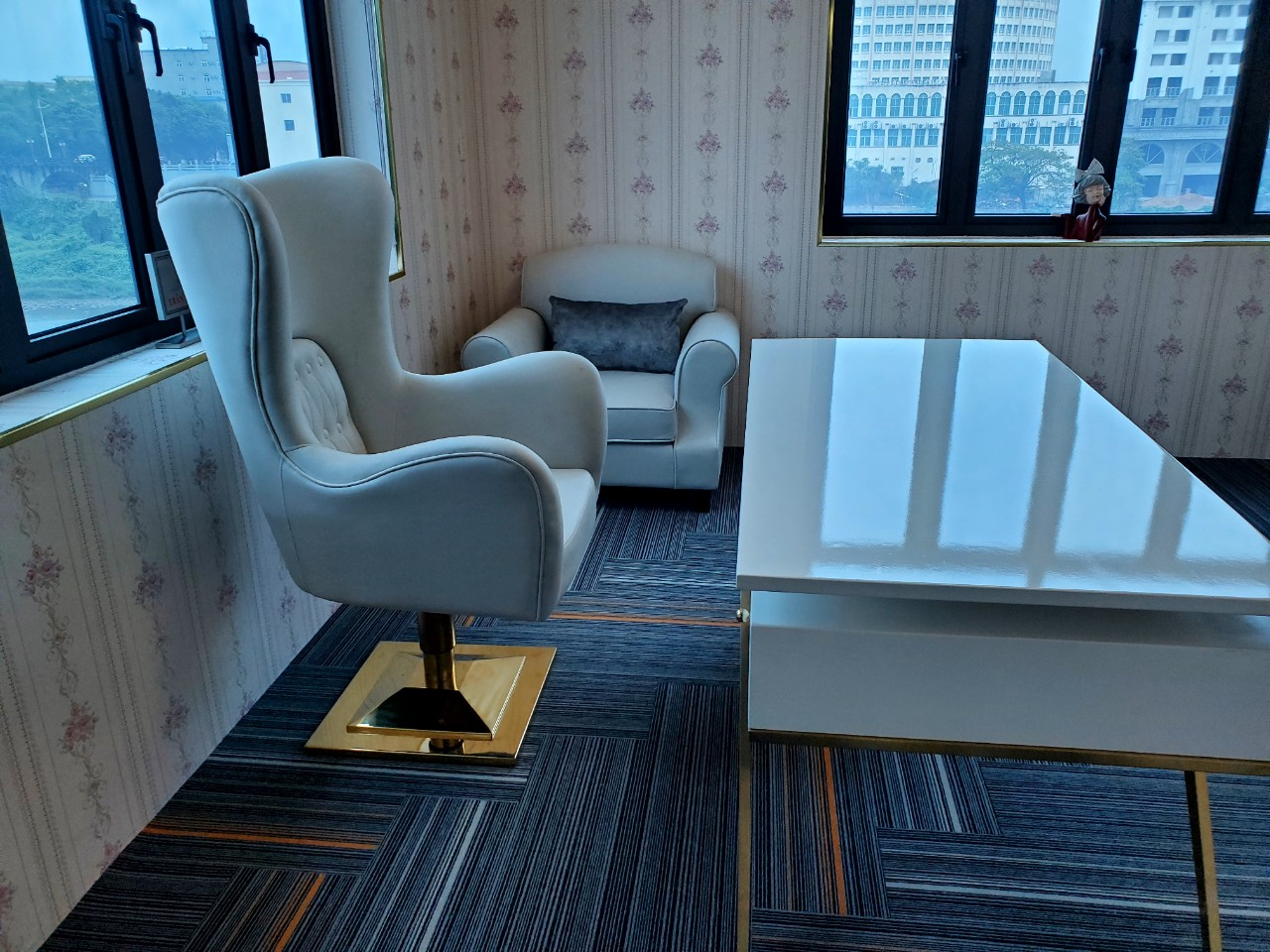 So sánh độ bền và kiểu dáng ghế giám đốc chân inox và chân gỗ